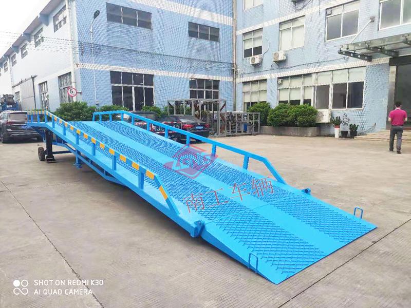 10 ton heavy-duty mobile boarding bridge can be towed